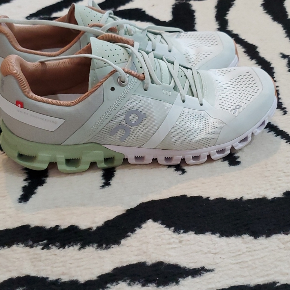 On Cloudflow Womens running shoes
